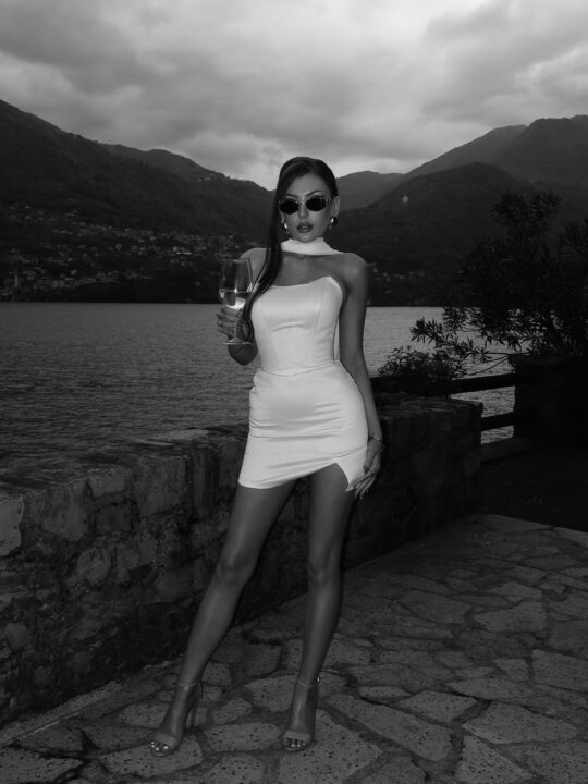 FRANCESCA – szyta na miarę, biała, satynowa, klasyczna suknia ślubna mini z gorsetem