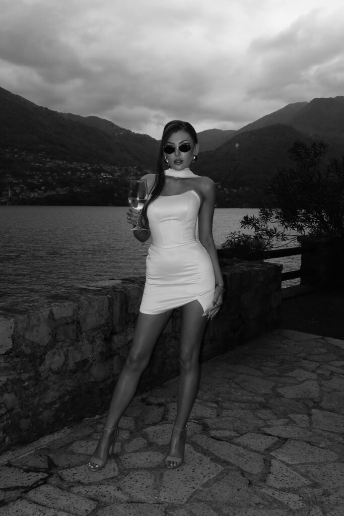FRANCESCA – szyta na miarę, biała, satynowa, klasyczna suknia ślubna mini z gorsetem