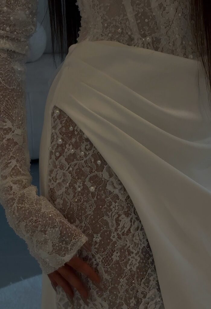 BRIGITTE – szyta na miarę, ślubna sukienka mini, krótka, ze zdobionym, wiązanym gorsetem, ręcznie wyszywana