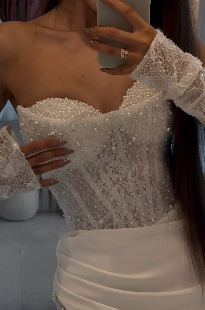 BRIGITTE – szyta na miarę, ślubna sukienka mini, krótka, ze zdobionym, wiązanym gorsetem, ręcznie wyszywana