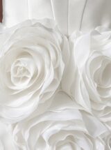 PEONY- szyta na miarę, biała sukienka ślubna mini, krótka, z kwiatami 3D, z wiązanym gorsetem, zdjęcie 2 z 2
