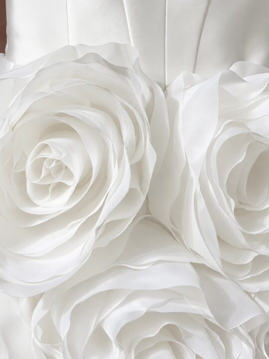 PEONY- szyta na miarę, biała sukienka ślubna mini, krótka, z kwiatami 3D, z wiązanym gorsetem