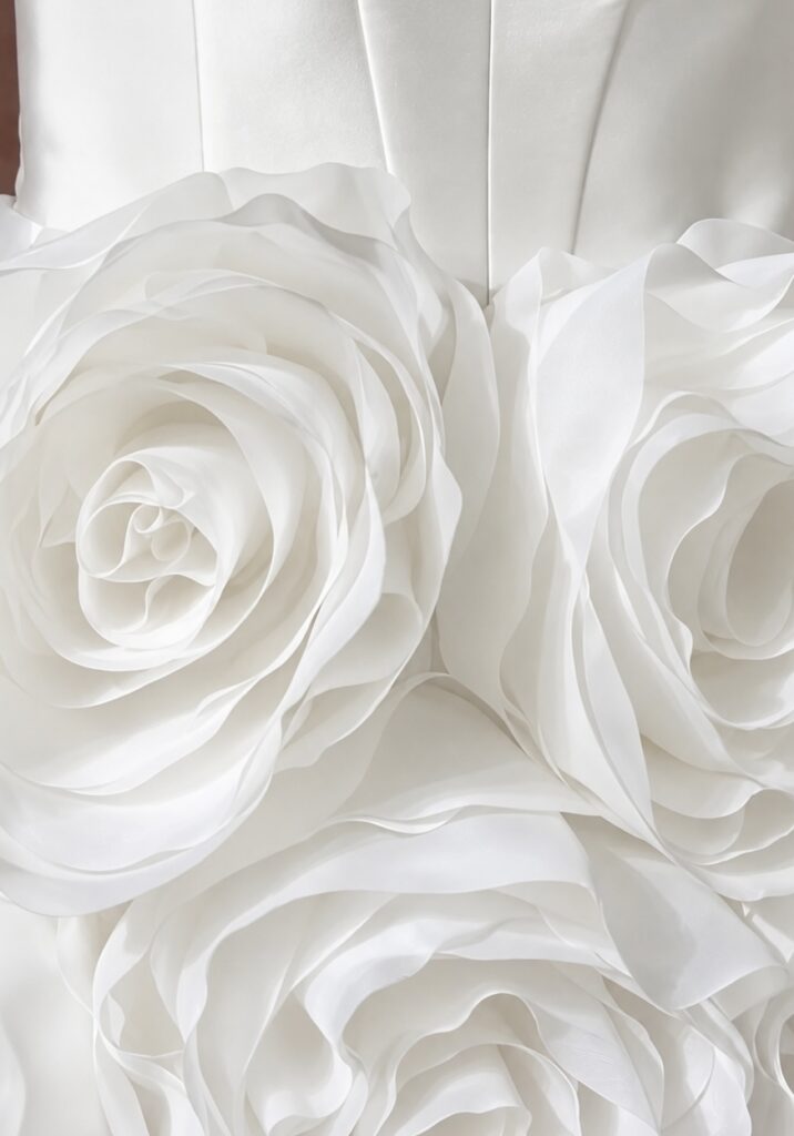 PEONY- szyta na miarę, biała sukienka ślubna mini, krótka, z kwiatami 3D, z wiązanym gorsetem